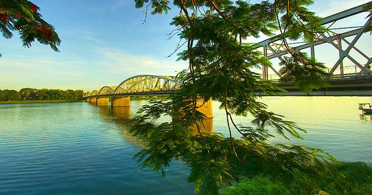 El puente Trang Tien, Hue Vietnam