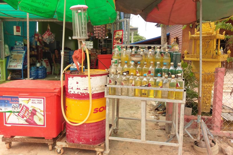 Estação de gasolina engarrafado no Camboja - Descobrir Camboja