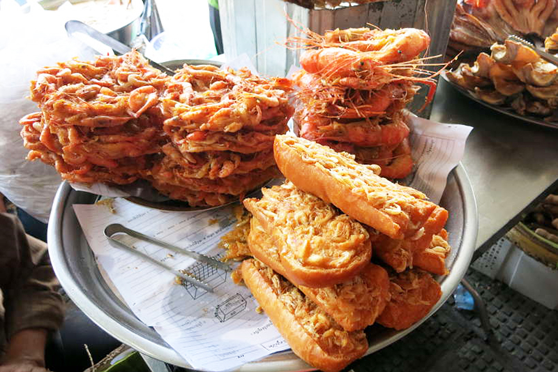Pão frito e bolos de camarão - Descobrir Camboja