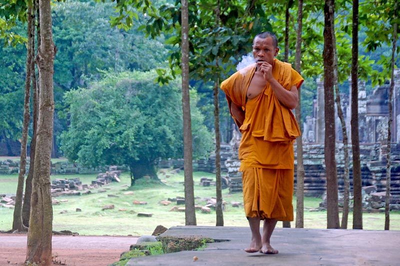 Um monge fumegante em Siem Reap - Férias no Camboja 