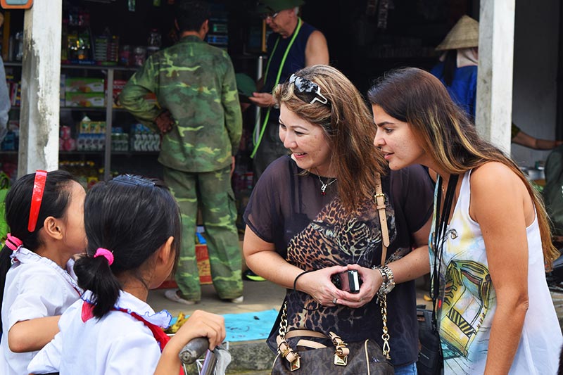 Crianças vietnamitas com estrangeiros - Descobrir Vietnã
