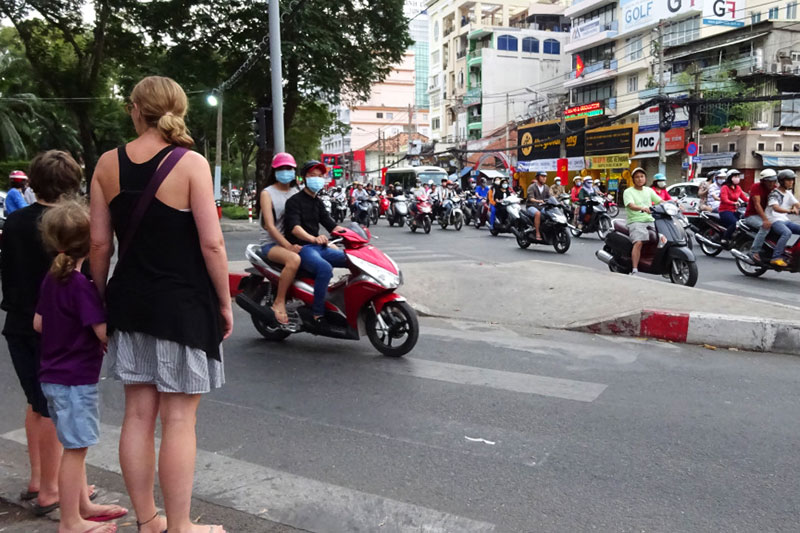 Atravessar a rua com suas crianças no Vietnã - Viagens para Vietnã