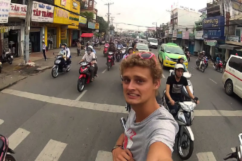 Atravessando a rua em Hanói - Descobrir Vietnã