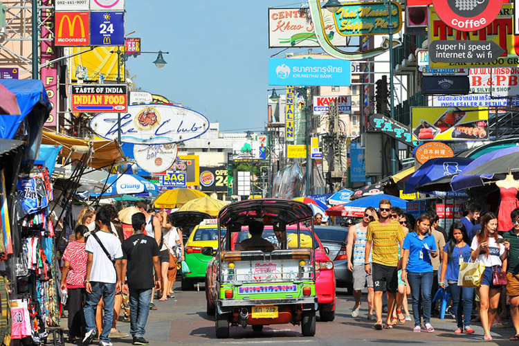 Khao San Road, rua com maior concentração de mochileiros da terra