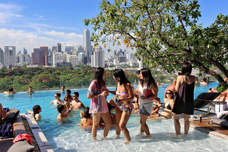 piscina no hotel de Sofitel So Bangkok