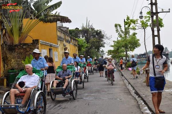 Ciclo en barrio antigua en Hoi An, Vietnam