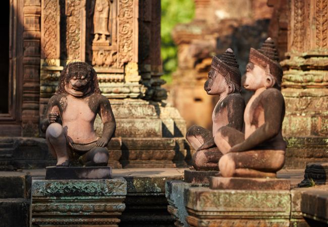 estatuas arrodilladas de figuras humanas con cabezas de animales