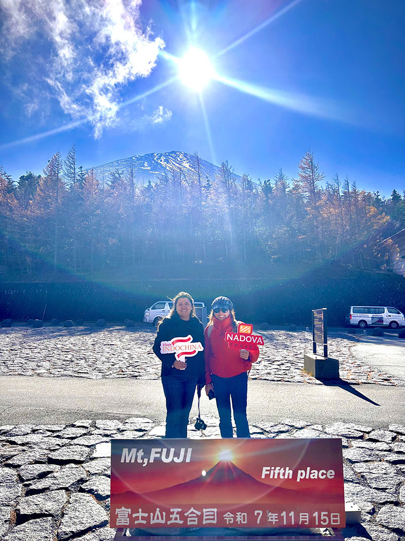 Grupo de turistas hispanohablantes sonriendo frente al Monte Fuji durante su viaje a Japón con Viajeindochina
