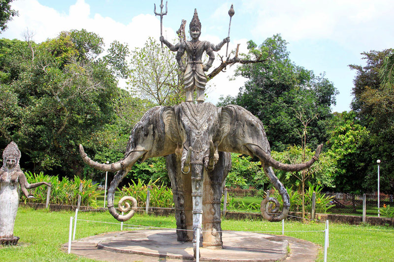Elefante de três cabeças - Wat Xieng Khuan - Viagens Laos