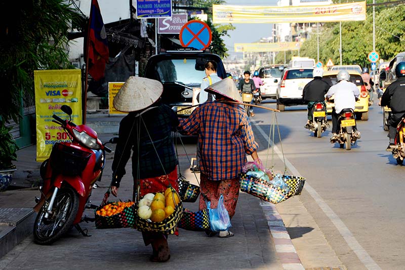 Viajar a Laos - Vendedores en la carretera