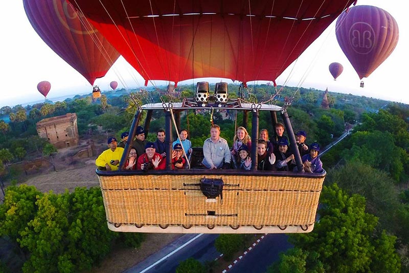 Viajar a Myanmar con vuelo del globo del aire caliente sobre Bagan