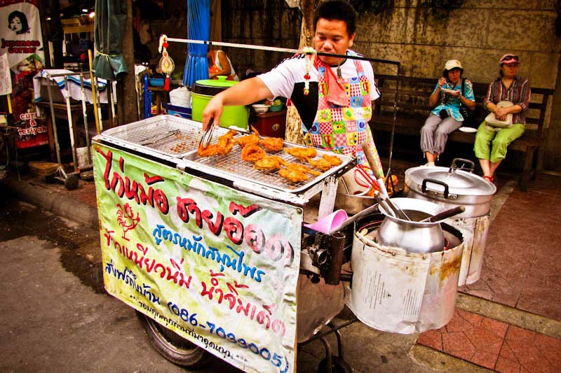 Pollo-frito-en-puesto-callejero-viajes-tailandia