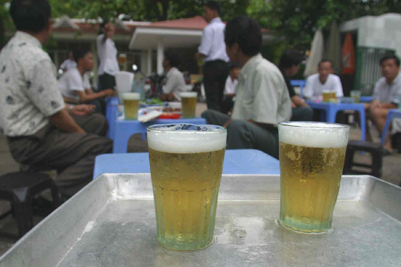 Cerveza de barril Bia Hoi, hanoi vietnam viajar