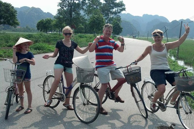 Ciclismo a través de pueblos locales 