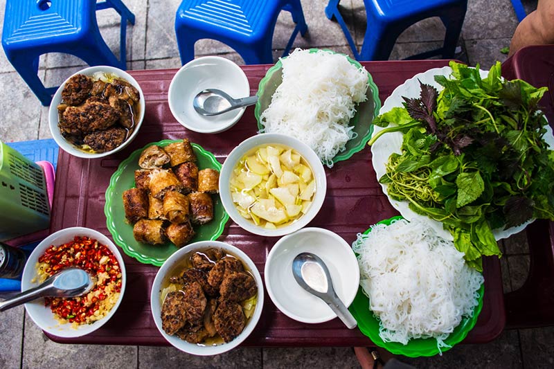 Viajar a Vietnam - comida-na-rua-em-Hanoi