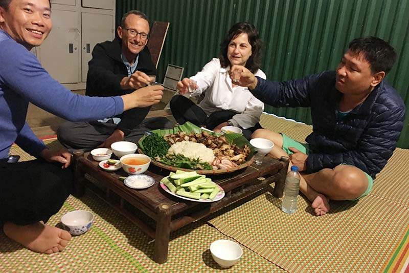 Vietnam Turismo - cena con gente local
