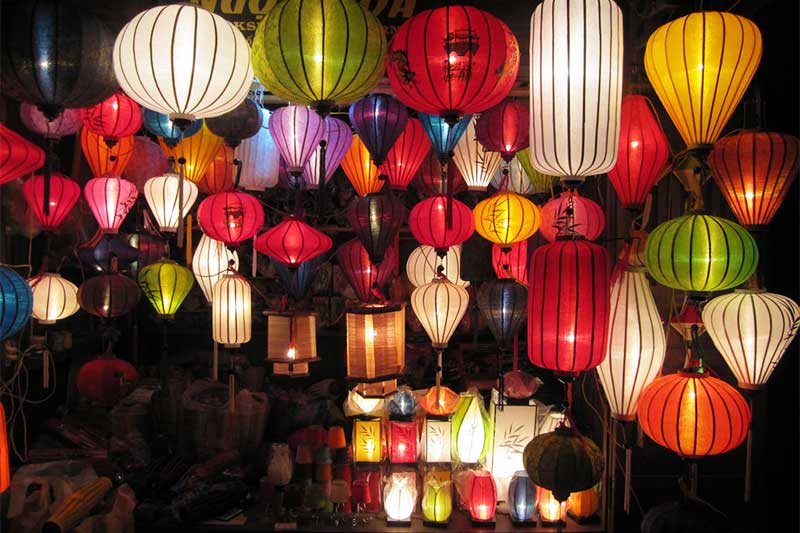 Lanternas de seda em Hoi An - Férias em Vietnã
