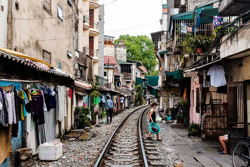 Viajar a Vietnam - la calle del tren de Hanoi.