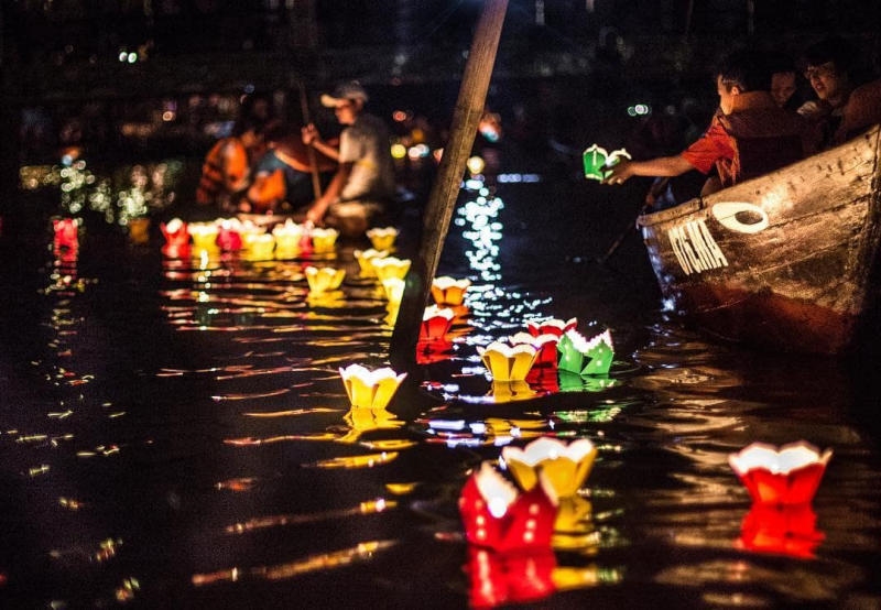 Soltar linternas en el río Thu Bon