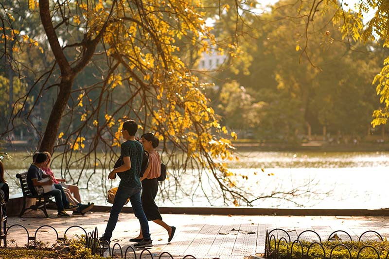 Otoño Hanoi en el lago Hoan Kiem