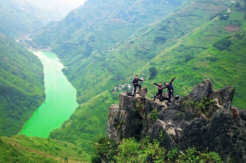 aventura-sobre-el-rio-nho-que-en-las-montanas-de-ha-giang-1
