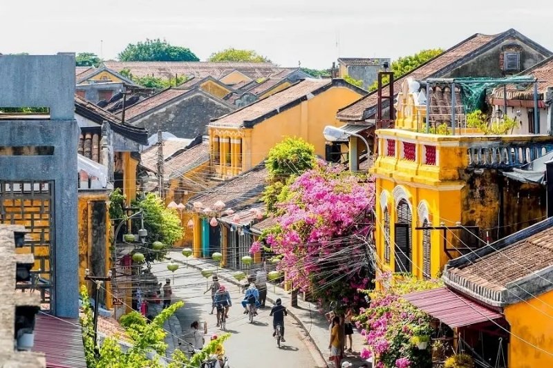 calles-antiguas-hoi-an-vietnam-arquitectura-colonial-flores-bicicletas