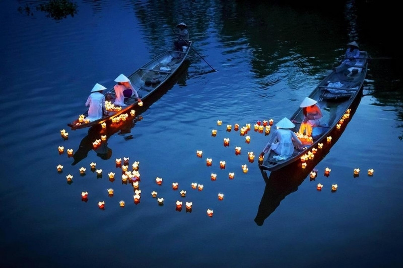 farolillos-flotantes-hoi-an-vietnam-rio-tradicion-noche