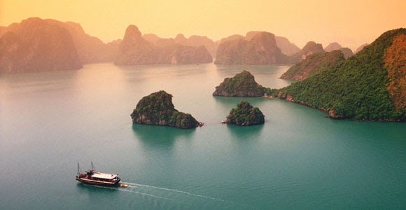 La calma sobre las aguas alrededor de Halong Bay La calma sobre las aguas alrededor de Halong Bay
