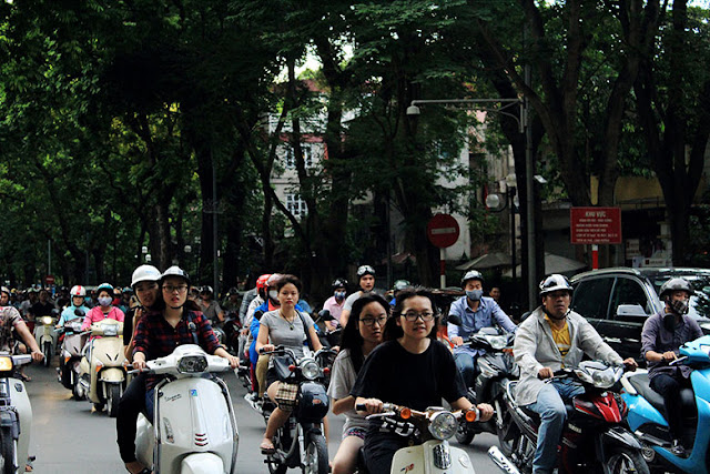 Tráfico de motos en Hanoi, Vacaciones Vietnam Tráfico de motos en Hanoi, Vacaciones Vietnam
