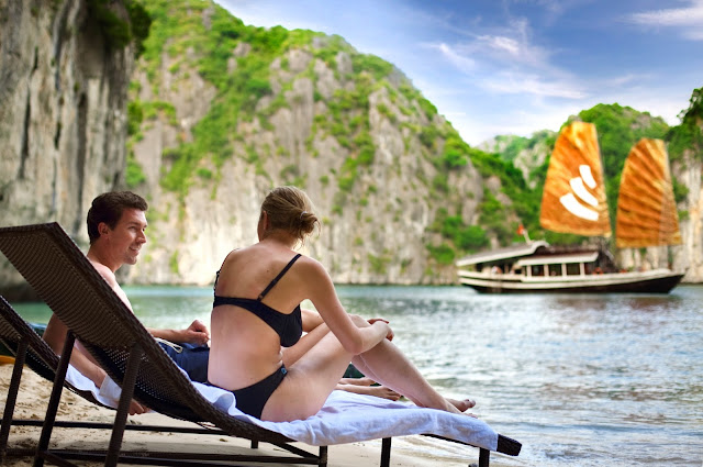 Playa en una de las islas de Halong Bay Playa en una de las islas de Halong Bay
