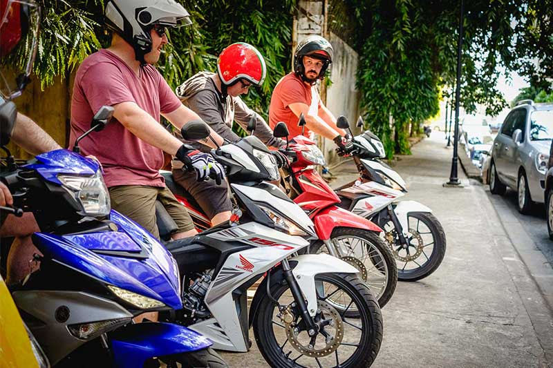 Haz un recorrido por la ciudad en moto Haz un recorrido por la ciudad en moto