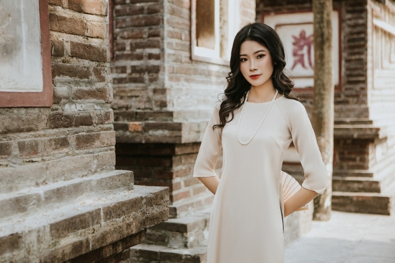 mujer-vietnamita-con-ao-dai-en-arquitectura-antigua