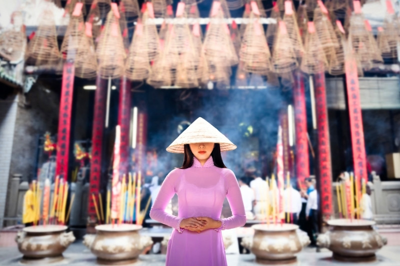 mujer-vietnamita-con-ao-dai-en-templo-tradicional