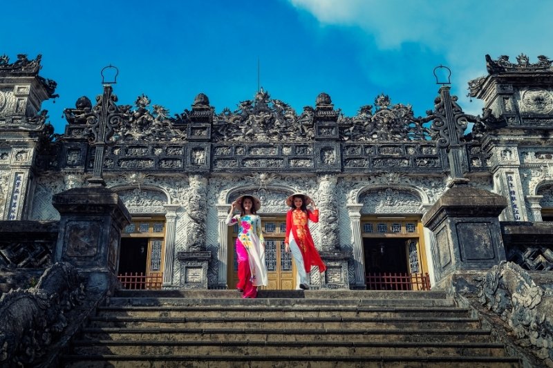 mujeres-vietnamitas-con-ao-dai-en-el-palacio-imperial-de-hue