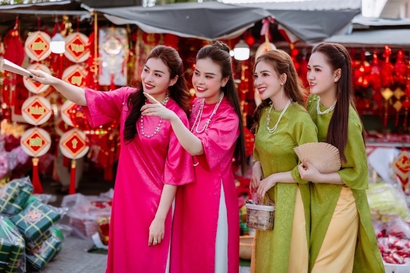 mujeres-vietnamitas-con-ao-dai-en-mercado-del-tet