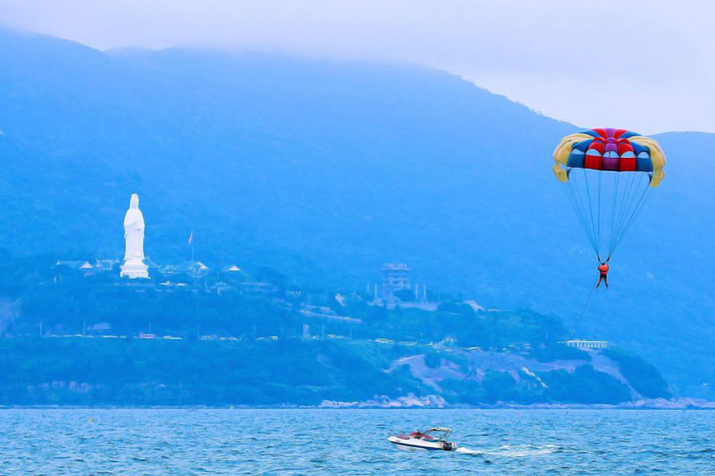 Visitar a Da Nang - Paracaídas en las playas