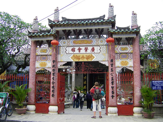 Los templos en Hoi An se suceden a cada paso