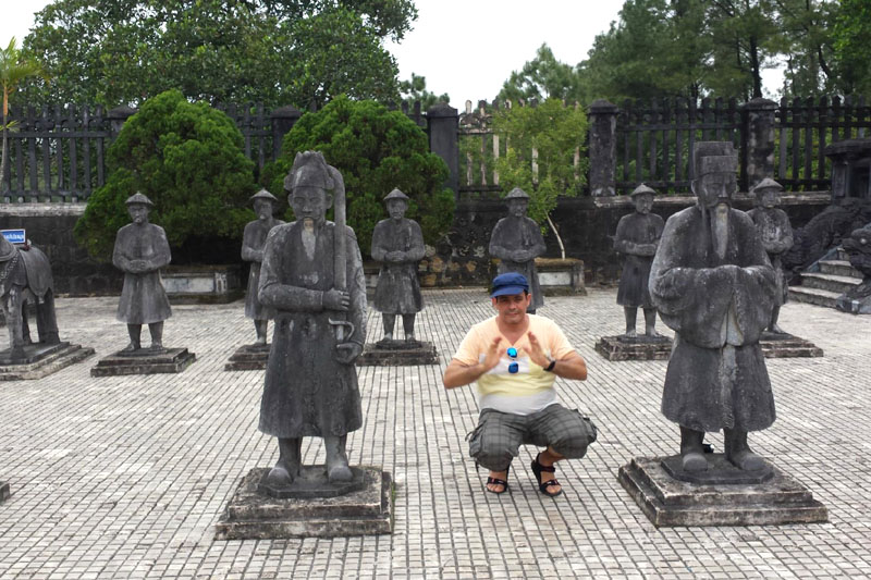 Visitar os túmolos, Hue