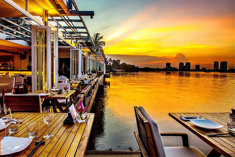 Restaurante no convés, cidade de Ho Chi Minh