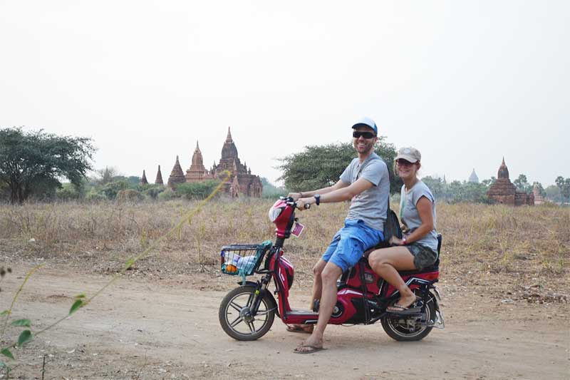 Pedalar em torno da cidade velha de Bagan - Myanmar Pedalar em torno da cidade velha de Bagan - Viagem em família Myanmar