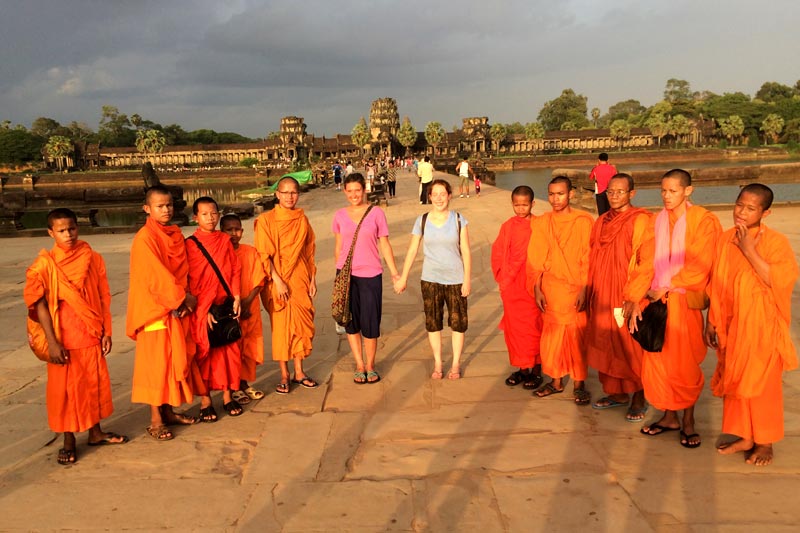 Monges com os turistas - Camboja Monges com os turistas - Descobrir Camboja