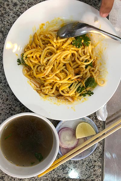 Nangyi Thoke - Comida de Myanmar