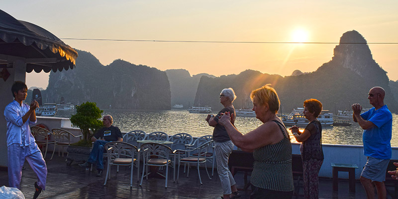 Tai-chi no terraço - Cruzeiros em Halong Bay
