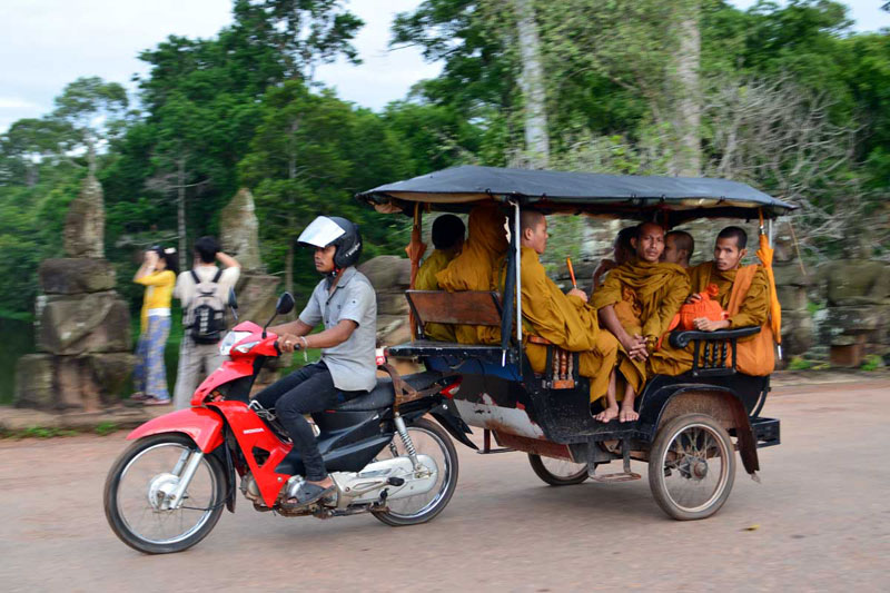 Tuk tuk – transporte popular em Siem Reap Tuk tuk – transporte popular em Siem Reap