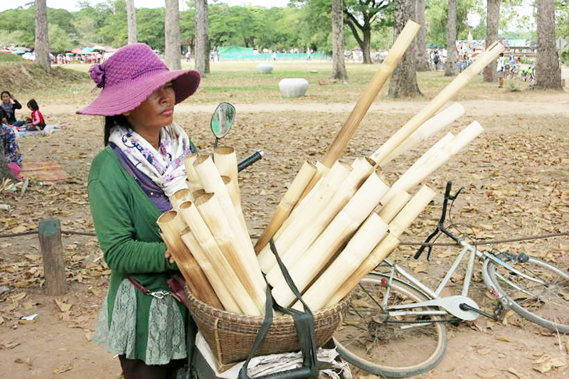 Vendedora de arroz pegajoso de bambu - Camboja Vendedora de arroz pegajoso de bambu - Férias Camboja