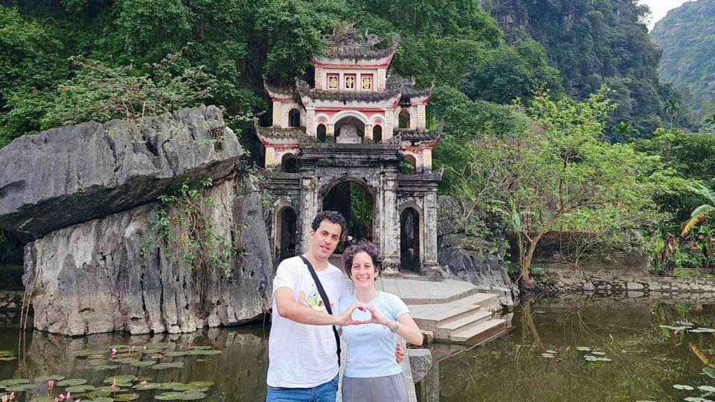 Clientes de Viajeindochina visitando la pagoda Bich Dong, en Ninh Binh