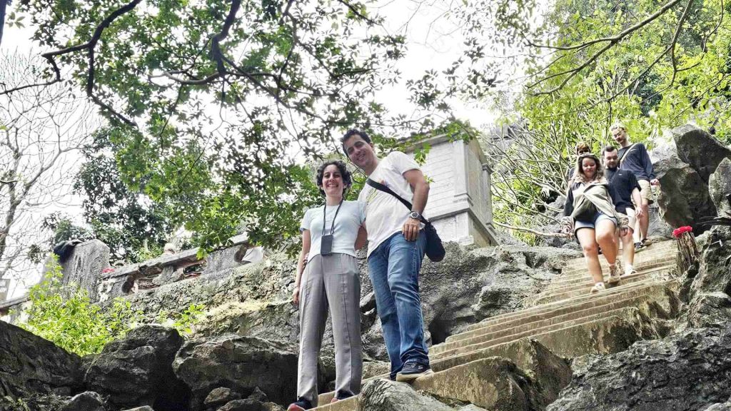Clientes de Viajeindochina en el mirador de Hang Mua, en Ninh Binh