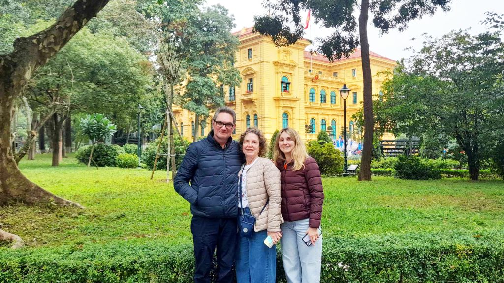 Clientes de Viajeindochina visitando el Mausoleo de Ho Chi Minh, en Hanói