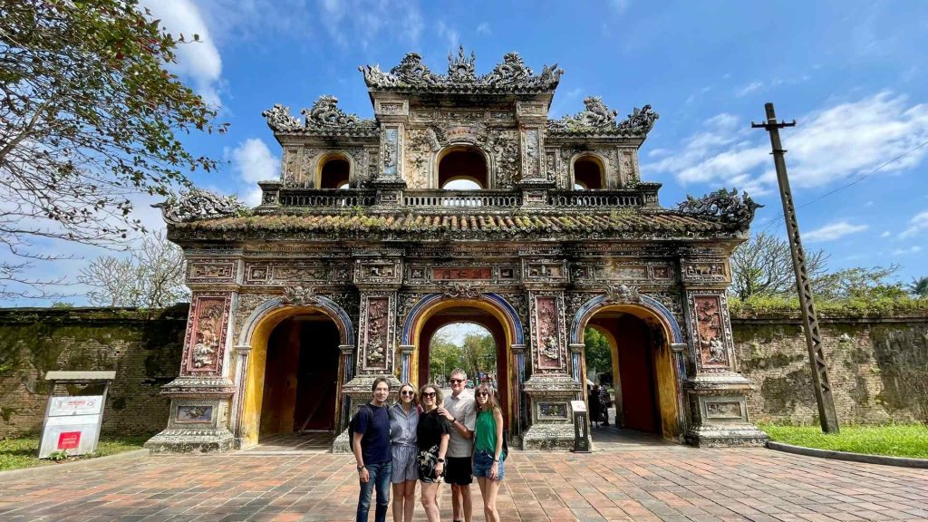 Cliente de Viajeindochina visitando la Ciudad Imperial de Hue: puerta Hien Nhon