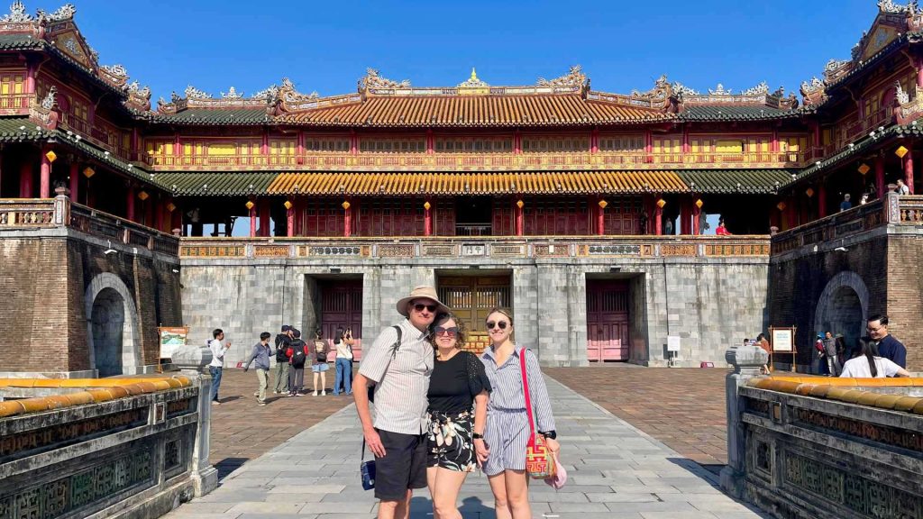 Clientes de Viajeindochina en la Puerta del Mediodía (Ngo Mon), en la Ciudad Imperial de Hue
